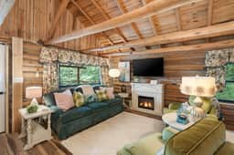 Pampered Peacock | Romantic King Log Cabin - Image 3