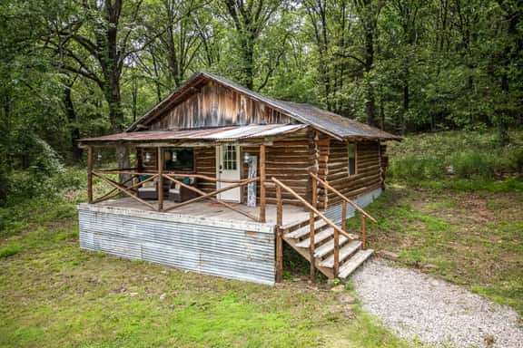 Pampered Peacock | Romantic King Log Cabin - Image 1