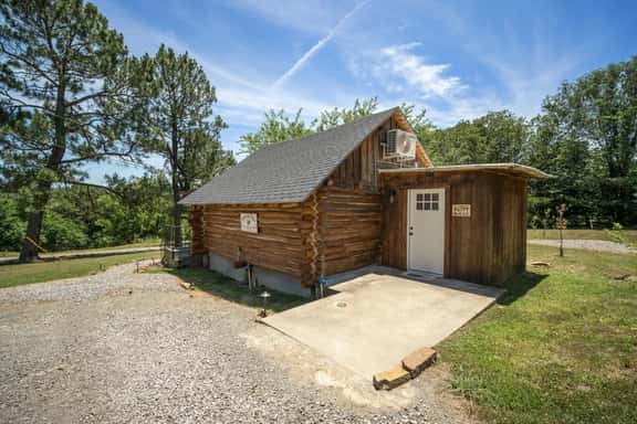 Velvet Rooster | Log Cabin + Pasture Views - Image 1