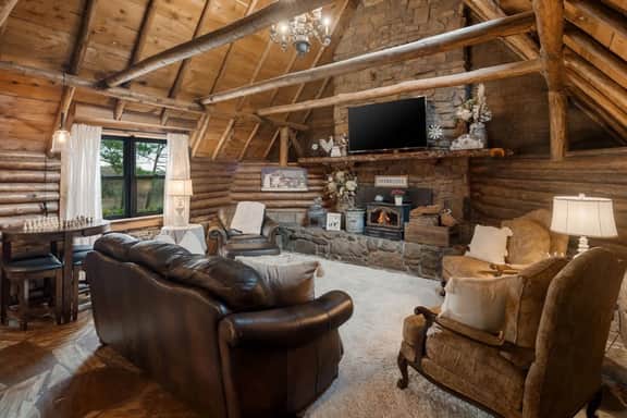 Cuddly Cow | Spacious King Cabin + Kitchen - Image 2