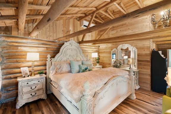 Pampered Peacock | Romantic King Log Cabin - Image 2